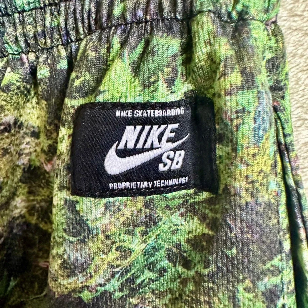 Nike SB Skateboarding Forest Camo Print Shorts Youth XL Boys Girls Skate